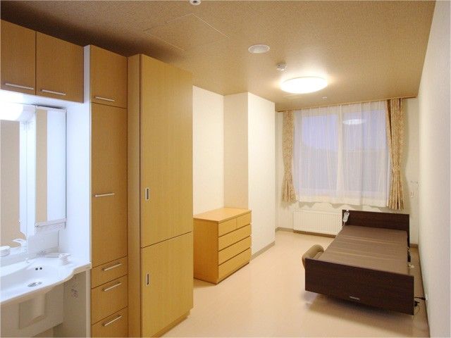 明るい居室です 居室   大きな窓から自然光が入る、落ち着いた雰囲気の居室です。洗面台や収納があり、日々の生活をしやすい空間です。
