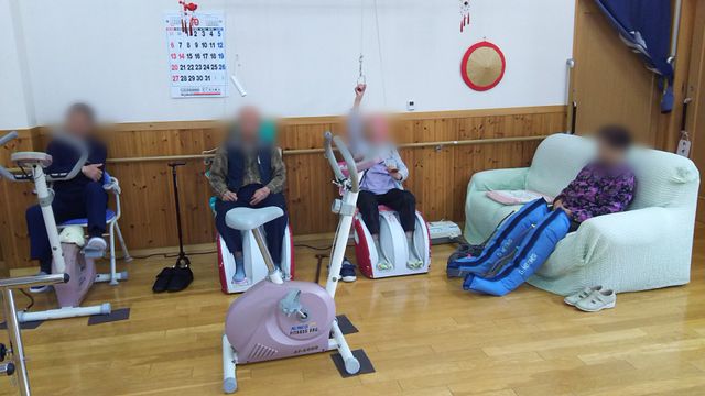 落ち着ける空間の機能訓練室 機能訓練室 リラックスできる場所で、心地よい雰囲気の中、リハビリを行えます。仲間と一緒に元気に取り組みましょう。