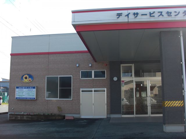 エントランスの様子 エントランス 広々とした入り口はバリアフリー設計で、安心してお越しいただけます。明るい日差しが心地良いエントランスです。