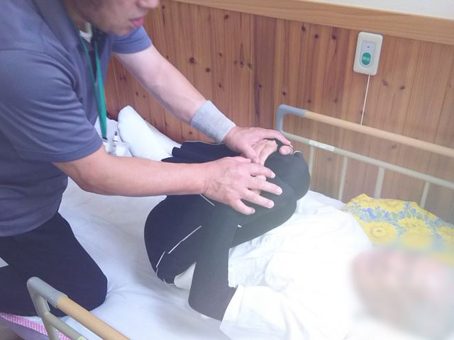 リハビリ中の様子 機能訓練室 リハビリのサポートを行う場面です。専門スタッフが適切なケアを提供しています。