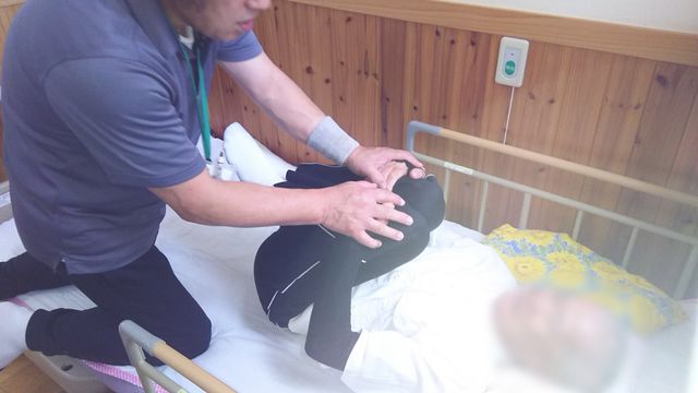 リハビリ中の様子 機能訓練室 リハビリのサポートを行う場面です。専門スタッフが適切なケアを提供しています。