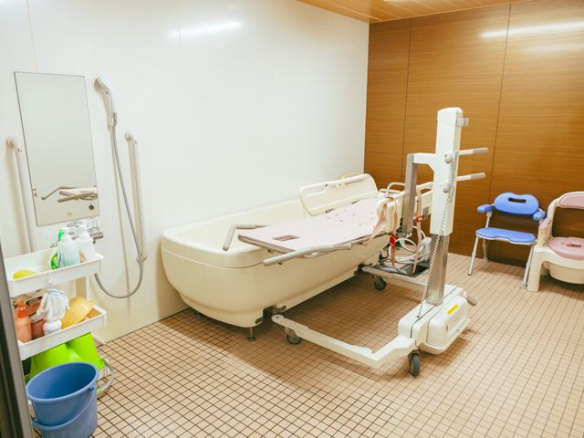 安全な浴室設備 浴室 広々とした浴室は手すりやチェアも整い、安心してご利用いただける工夫がされています。