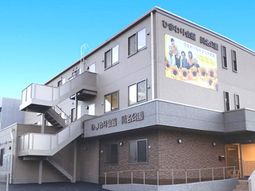 明るい外観の建物エントランス