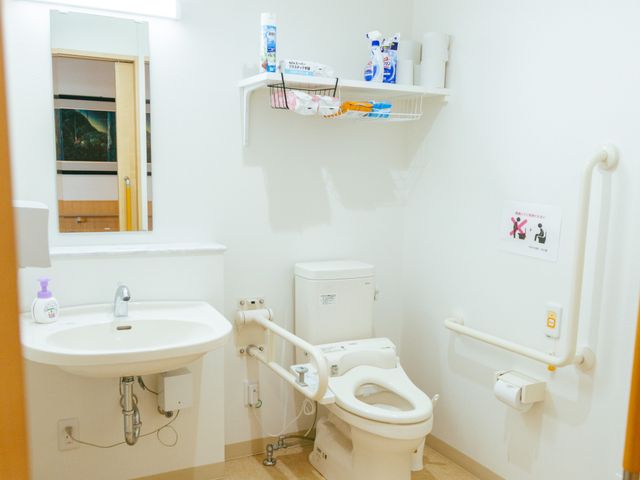 清潔なトイレ空間 トイレ 手すり完備で安全に配慮されたトイレです。ゆったりとした間取りで快適な使い心地を提供します。
