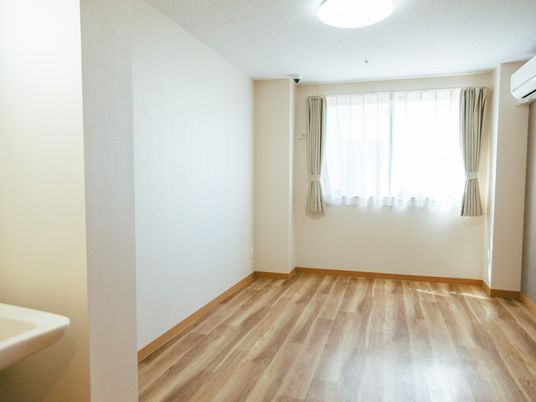 広々とした明るい居室