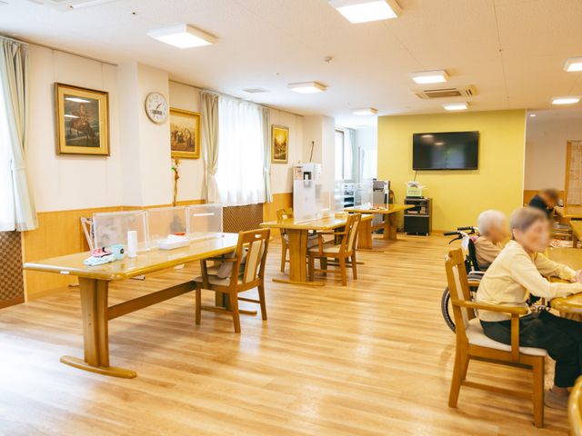 ゆったりとした食堂 食堂 広々とした明るい食堂で、利用者が寛ぎながら食事を楽しんでいます。