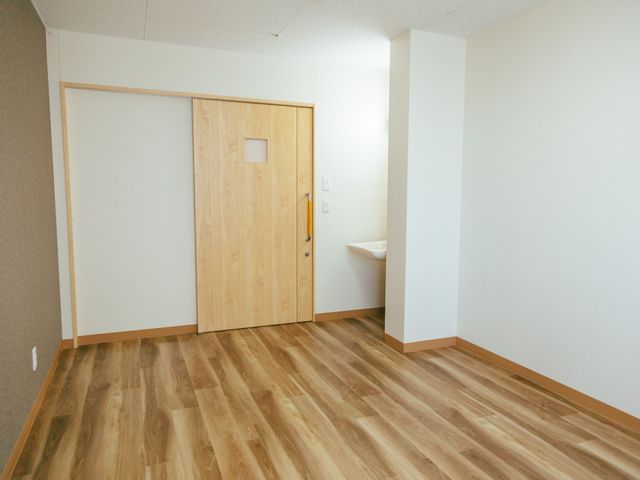 居心地の良い居室 居室 ナチュラルな色合いの居室では、落ち着いた雰囲気の中で、ゆったりとお過ごしいただけます。