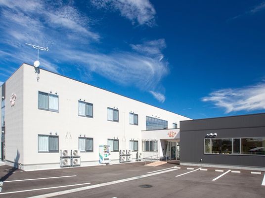 明るい建物外観  