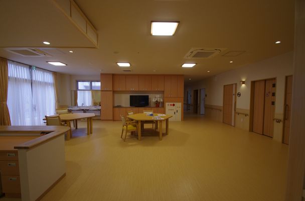 自然光が入る広々とした部屋