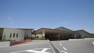 明るい外観の施設建物  