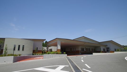 明るい外観の施設建物  