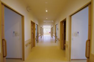 両側に部屋の並ぶ廊下