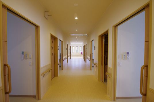 両側に部屋の並ぶ廊下