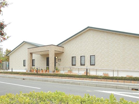 落ち着いた外観の建物  