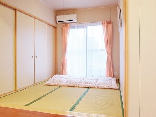 明るい和室の居室  