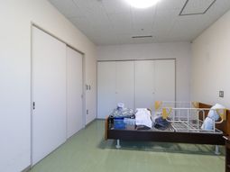 居室のベッドとクローゼット