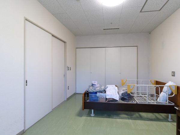 居室のベッドとクローゼット