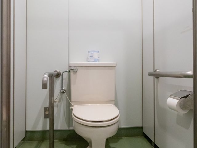 バリアフリートイレ設備 トイレ 安心してお使いいただけるバリアフリー設計のトイレです。手すりが設置され、日々の安全に配慮した空間になっています。