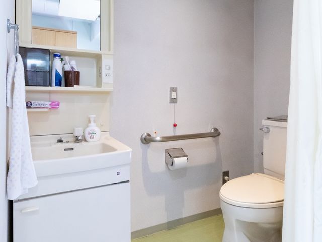清潔なトイレスペース トイレ 安全を考えた手すり付きの明るいトイレです。身の回りのお世話をする際に、使いやすさが大切です。