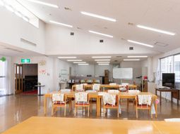 広々明るい食堂空間