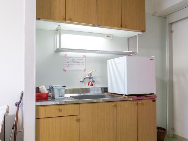 清潔なキッチンの一角 ミニキッチン 機能的に整ったキッチンは、料理作りや清掃がしやすい工夫がされており、日常生活に必要な設備が整っています。
