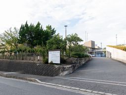 施設外観と看板
