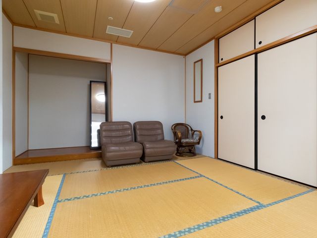 広々とした落ち着いた和室 談話室 ゆったり座れるソファがある和室です。畳の感触を楽しみながら、穏やかな時間を過ごせる空間がこちらです。