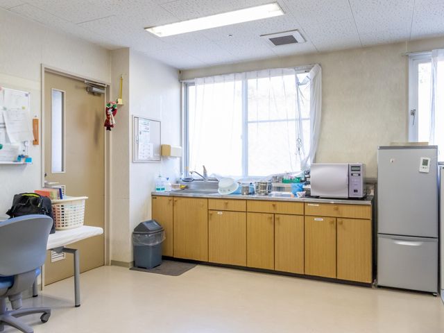 スタッフ用キッチン設備 洗い場 整理されたキッチンは日々の業務を効率化し、清潔感のある仕事場を提供しています。必要な備品が整っていて、作業しやすい環境が整っています。