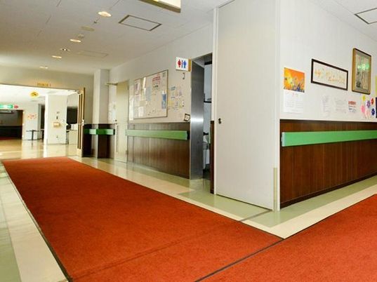 廊下に掲示物と広告
