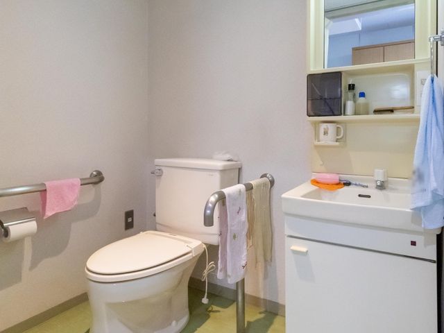清潔な洗面トイレ空間 トイレ 安全に配慮されたトイレ空間は、手すりが設置され、日々の快適な利用を支えます。清潔感あふれる洗面台も備わっており、機能的です。
