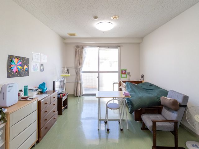 居心地の良い居室 居室 個室には日々の暮らしを彩る個人の工夫がちりばめられ、落ち着きと安らぎのある空間です。ゆったりと過ごせる椅子も完備しています。
