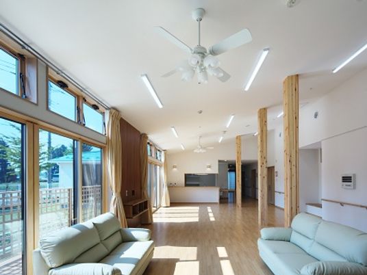 明るいリビングルーム