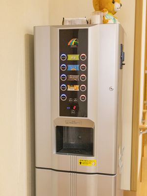 自動販売機とぬいぐるみ