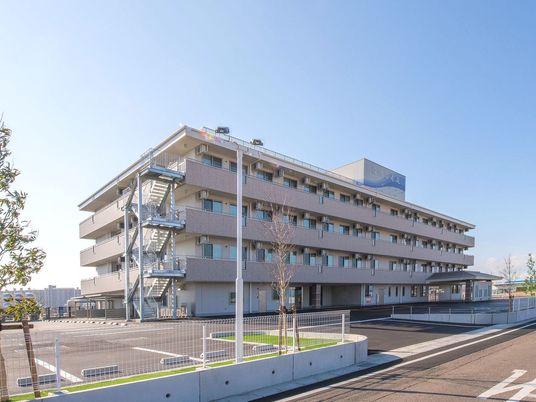 多層階の建物外観  