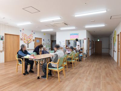 明るい多目的室の様子