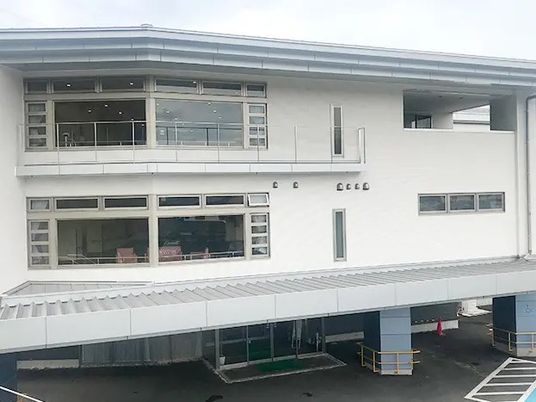 白い建物の外観  