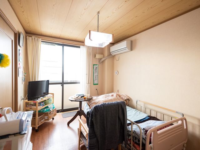 木目調の居室空間 居室 日差しが差し込む温もり溢れる居室です。個人の空間が尊重された、心地よい生活環境が整っています。