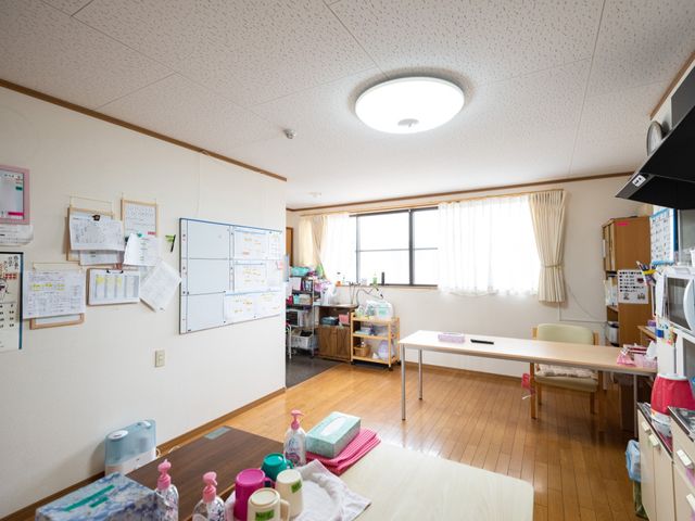 事務空間の一角 共有スペース 機能的に整えられた事務所の様子です。日々の業務を支える明るく清潔な環境が整っています。