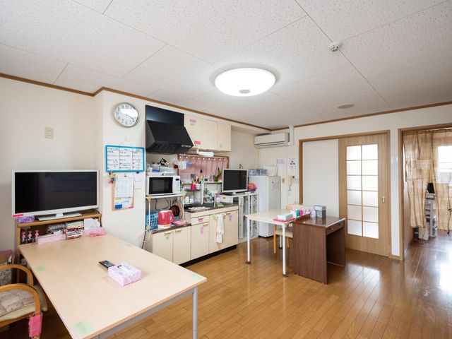 共有スペースのリビング 共有スペース 明るく清潔感のあるリビングです。利用者のコミュニケーションの場として、機能的に整えられています。