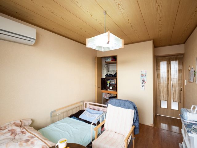 居室の木の天井 居室 居心地の良い個室は、木製の天井が温かみを感じさせる空間です。個人の趣向を活かしたインテリアで、ゆったりとお過ごしいただけます。
