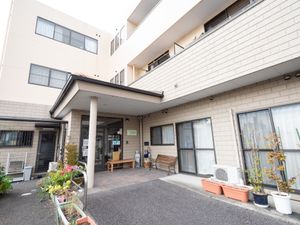 明るい建物のエントランス