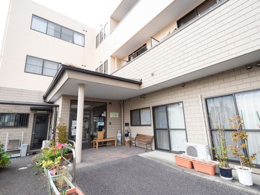 明るい建物のエントランス