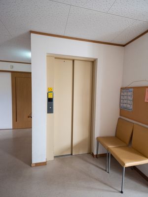 エレベーターとベンチ
