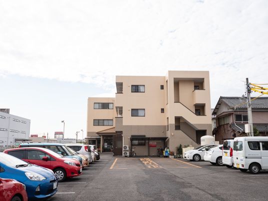 施設の外観と駐車場