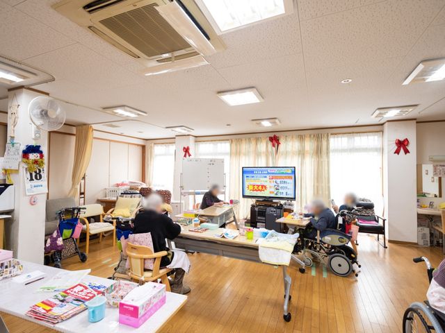 活動する人たちの多機能室 共有スペース 広々とした明るい多目的室で、利用者の方々が様々な活動を楽しまれています。日常を豊かにする様々なイベントが可能な環境が整っています。