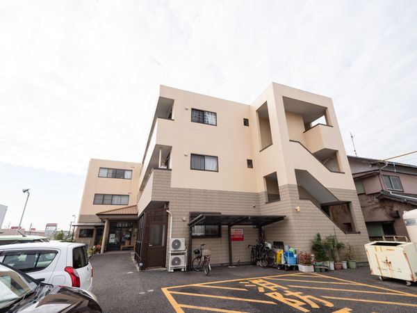 施設の外観を捉えた景色