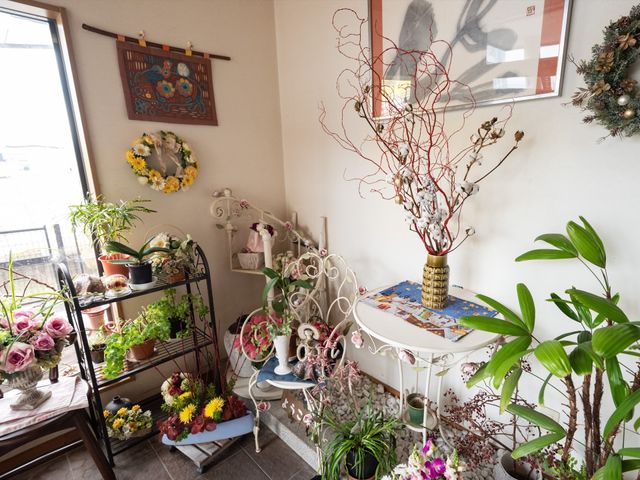 植物と装飾のあるスペース 玄関 緑と花々に囲まれた癒しの一角です。休憩時間には、心地よい環境で植物の世話を楽しむことができます。