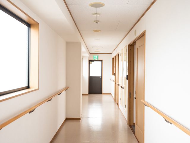 明るく清潔な廊下 廊下 手すりが整備された広々とした廊下は、快適な移動空間を提供しています。安全性と使い勝手を重視した設計が施されております。