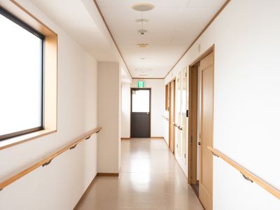 明るく清潔な廊下
