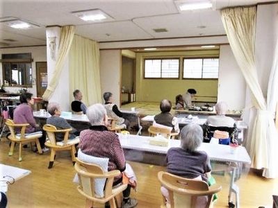 活動する人々の食堂